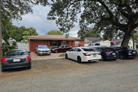 Снять в аренду виллу или дом в Майами, Флорида 2 спальни, 266.35м2, № 1965196 - фото 3