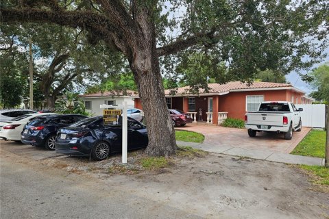 Снять в аренду виллу или дом в Майами, Флорида 2 спальни, 266.35м2, № 1965196 - фото 1