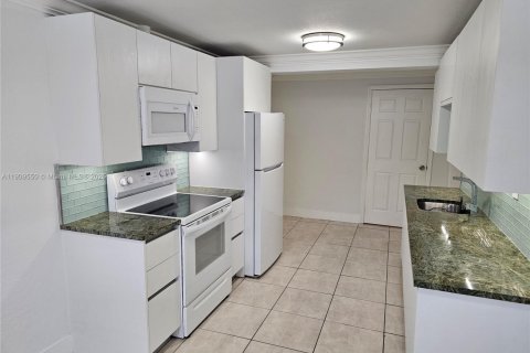 Снять в аренду виллу или дом в Майами, Флорида 2 спальни, 266.35м2, № 1965196 - фото 12