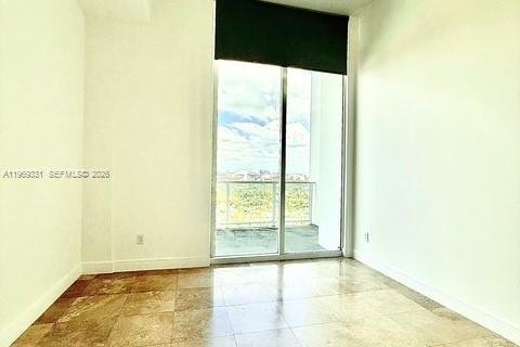 Condo in Miami, Florida, 1 bedroom  № 2030995 - photo 8