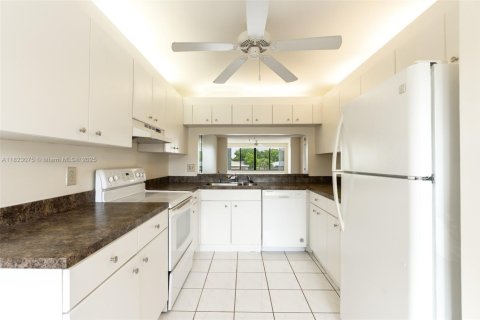 Condo in Tamarac, Florida, 2 bedrooms  № 1787226 - photo 1