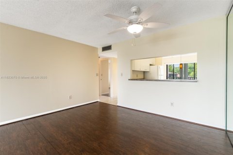 Condo in Tamarac, Florida, 2 bedrooms  № 1787226 - photo 7