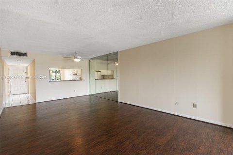 Condo in Tamarac, Florida, 2 bedrooms  № 1787226 - photo 9