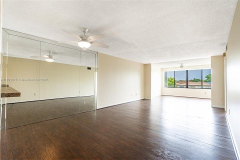 Condo in Tamarac, Florida, 2 bedrooms  № 1787226 - photo 10