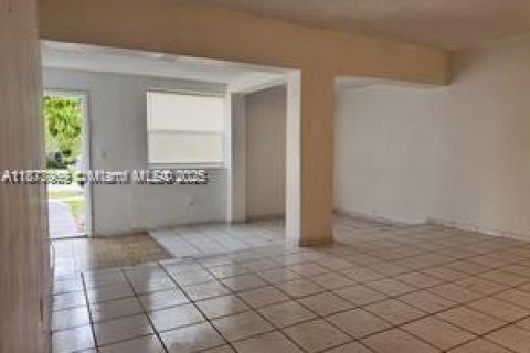 Купить виллу или дом в Норт-Майами, Флорида 3 спальни, 160.63м2, № 1927423 - фото 15