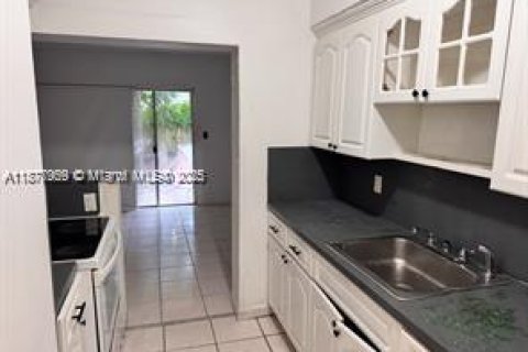 Купить виллу или дом в Норт-Майами, Флорида 3 спальни, 160.63м2, № 1927423 - фото 18