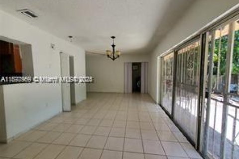 Купить виллу или дом в Норт-Майами, Флорида 3 спальни, 160.63м2, № 1927423 - фото 3