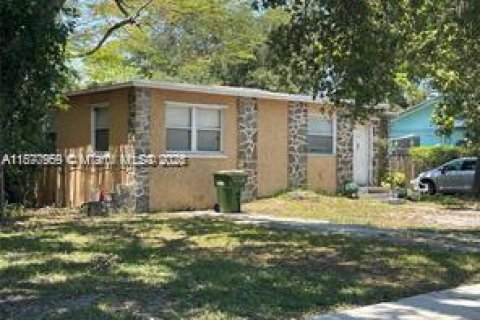 Купить виллу или дом в Норт-Майами, Флорида 3 спальни, 160.63м2, № 1927423 - фото 1