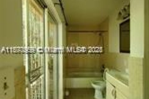 Купить виллу или дом в Норт-Майами, Флорида 3 спальни, 160.63м2, № 1927423 - фото 11