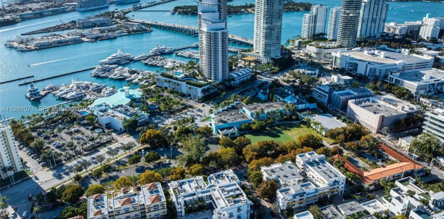 Condominio en Miami Beach, Florida, 2 dormitorios  № 2026581