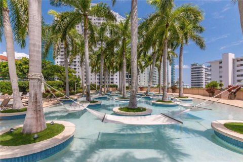 Condominio en alquiler en Miami, Florida, 2 dormitorios, 198.72 m2 № 2339959 - foto 22