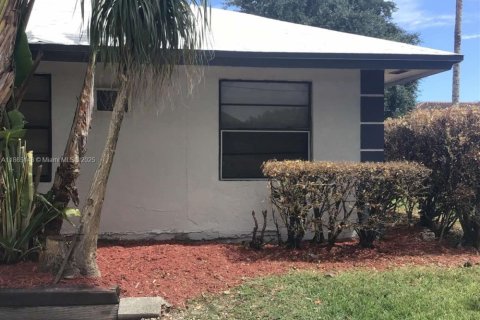 Villa ou maison à vendre à Miami, Floride: 4 chambres, 147.62 m2 № 1922877 - photo 2