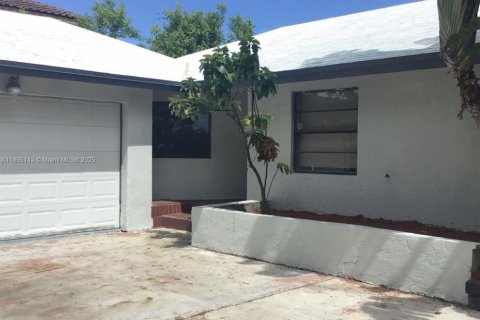 Villa ou maison à vendre à Miami, Floride: 4 chambres, 147.62 m2 № 1922877 - photo 1