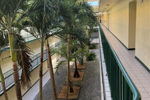 Купить кондоминиум в Майами, Флорида 2 спальни, 78.04м2, № 1927398 - фото 4