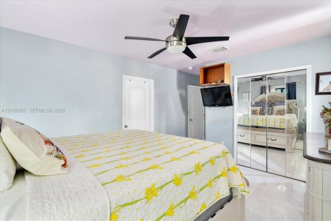 Casa en venta en Miami, Florida, 4 dormitorios, 205.87 m2 № 2407401 - foto 19