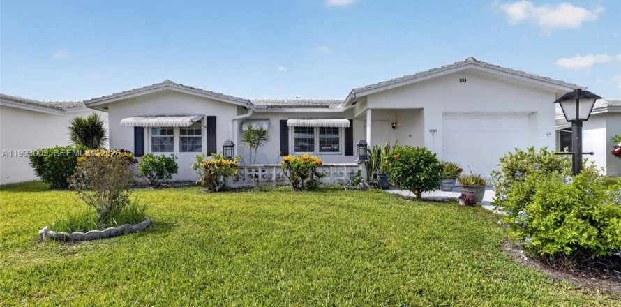House in Boynton Beach, Florida 2 bedrooms, 117.06 sq.m. № 2244292