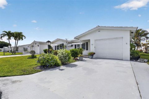House in Boynton Beach, Florida 2 bedrooms, 117.06 sq.m. № 2244292 - photo 3