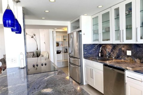 Condo in Pompano Beach, Florida, 2 bedrooms  № 2391760 - photo 5