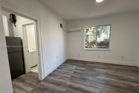 House in Miami, Florida 1 bedroom, 576.64 sq.m. № 1864004 - photo 7
