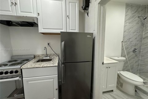 House in Miami, Florida 1 bedroom, 576.64 sq.m. № 1864004 - photo 5