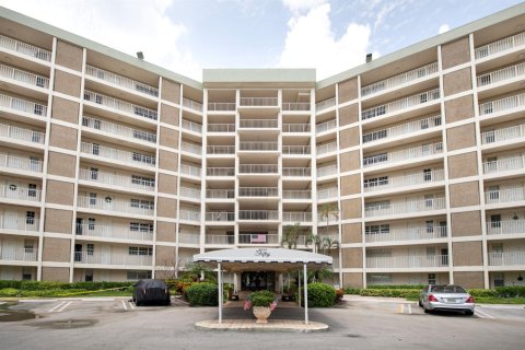 Condo in Pompano Beach, Florida, 1 bedroom № 2250047 - photo 23