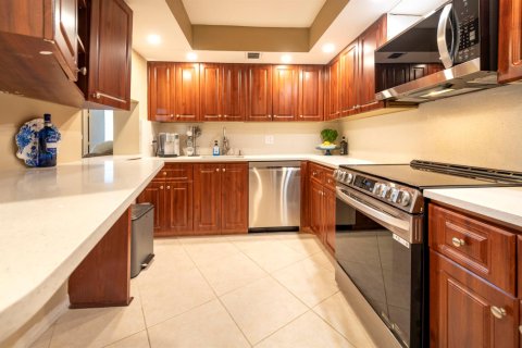 Condo in Pompano Beach, Florida, 1 bedroom № 2250047 - photo 12