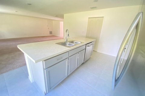 House in St. Lucie, Florida 4 bedrooms, 170.57 sq.m. № 2081554 - photo 14