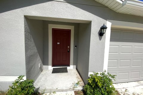 House in St. Lucie, Florida 4 bedrooms, 170.57 sq.m. № 2081554 - photo 2