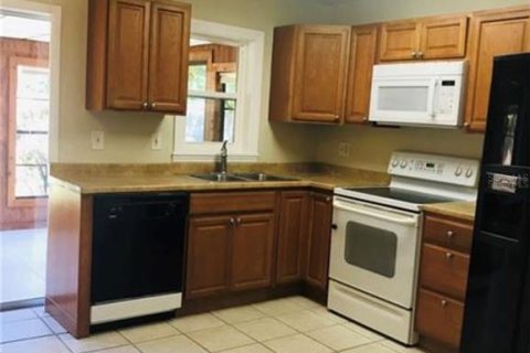 House in New Port Richey, Florida 3 bedrooms, 115.01 sq.m. № 2233929 - photo 2