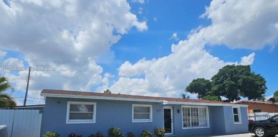 Дом в Майами-Гарденс, Флорида 2 спальни, 132.11м2 № 2047426