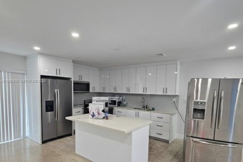 Снять в аренду виллу или дом в Майами-Гарденс, Флорида 2 спальни, 132.11м2, № 2047426 - фото 2