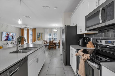 Townhouse in Davenport, Florida 5 bedrooms, 201.32 sq.m. № 2209889 - photo 6
