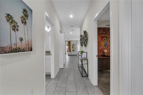 Townhouse in Davenport, Florida 5 bedrooms, 201.32 sq.m. № 2209889 - photo 3
