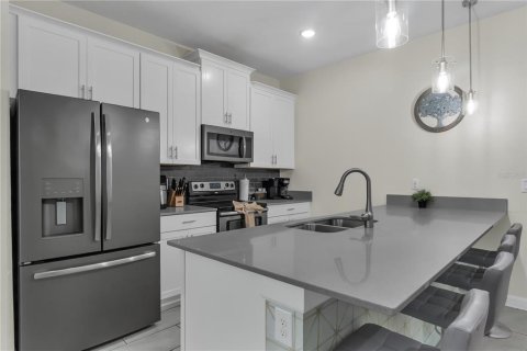 Townhouse in Davenport, Florida 5 bedrooms, 201.32 sq.m. № 2209889 - photo 7