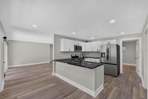 Villa ou maison à louer à Dover, Floride: 6 chambres, 262.17 m2 № 2323039 - photo 12