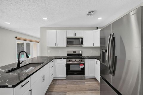 Villa ou maison à louer à Dover, Floride: 6 chambres, 262.17 m2 № 2323039 - photo 14