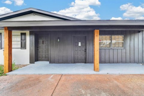 House in Dover, Florida 6 bedrooms, 262.17 sq.m. № 2323039