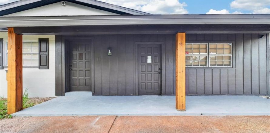 Villa ou maison à Dover, Floride 6 chambres, 262.17 m2 № 2323039