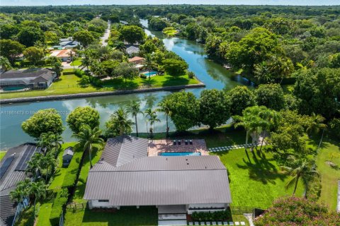 House in Pinecrest, Florida 5 bedrooms, 231.14 sq.m. № 1890555 - photo 1