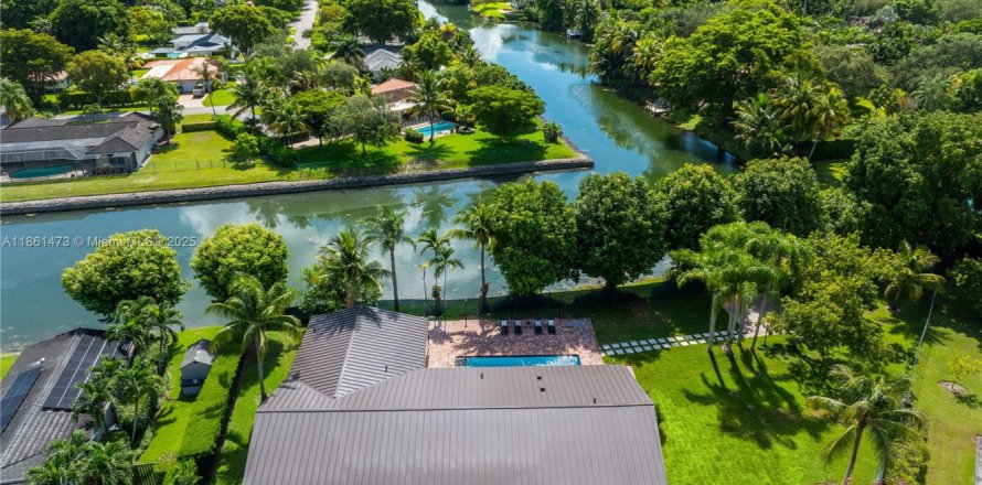 House in Pinecrest, Florida 5 bedrooms, 231.14 sq.m. № 1890555