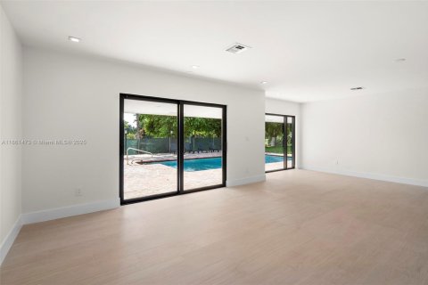 House in Pinecrest, Florida 5 bedrooms, 231.14 sq.m. № 1890555 - photo 14