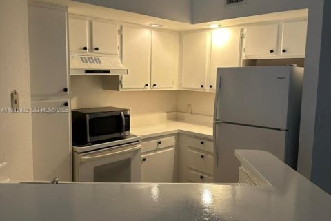 Снять в аренду кондоминиум в Уэст-Палм-Бич, Флорида 2 спальни, 96.25м2, № 1989590 - фото 1