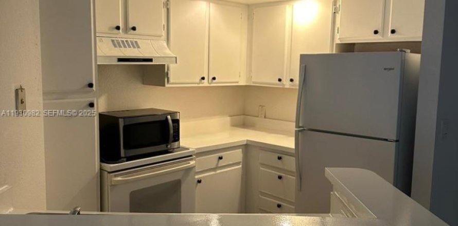 Кондоминиум с 2 спальнями в Уэст-Палм-Бич, Флорида № 1989590