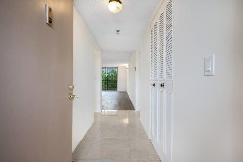 Condo in Lake Worth, Florida, 2 bedrooms  № 2261234 - photo 11