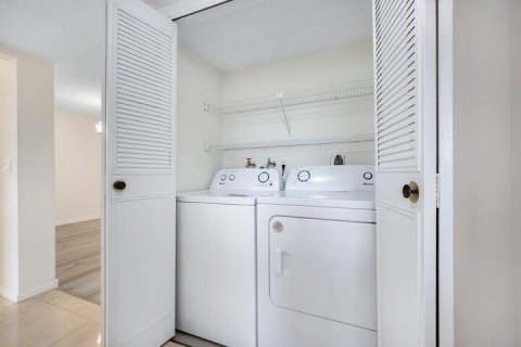 Condo in Lake Worth, Florida, 2 bedrooms  № 2261234 - photo 17