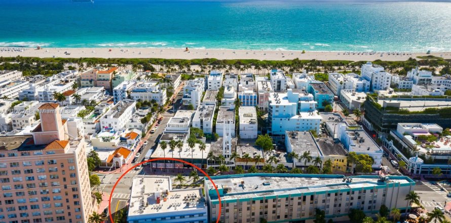 Condominio en Miami Beach, Florida, 33 dormitorios № 1963073