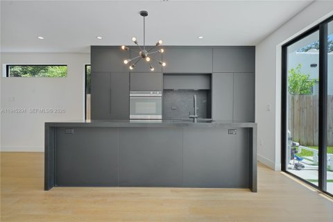 Casa en venta en Miami, Florida, 3 dormitorios, 155.7 m2 № 2002257 - foto 9