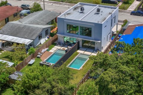 Casa en venta en Miami, Florida, 3 dormitorios, 155.7 m2 № 2002257 - foto 4