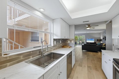 Condo in Sarasota, Florida, 2 bedrooms  № 2197440 - photo 16