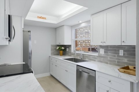 Condo in Sarasota, Florida, 2 bedrooms  № 2197440 - photo 6